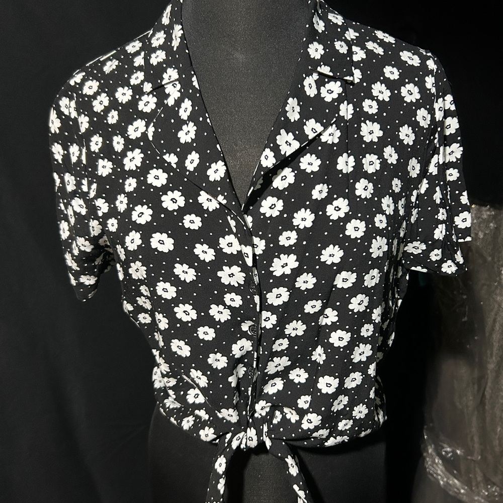 Forever 21 Daisy Floral Tie-Front Cropped Button Down NWT